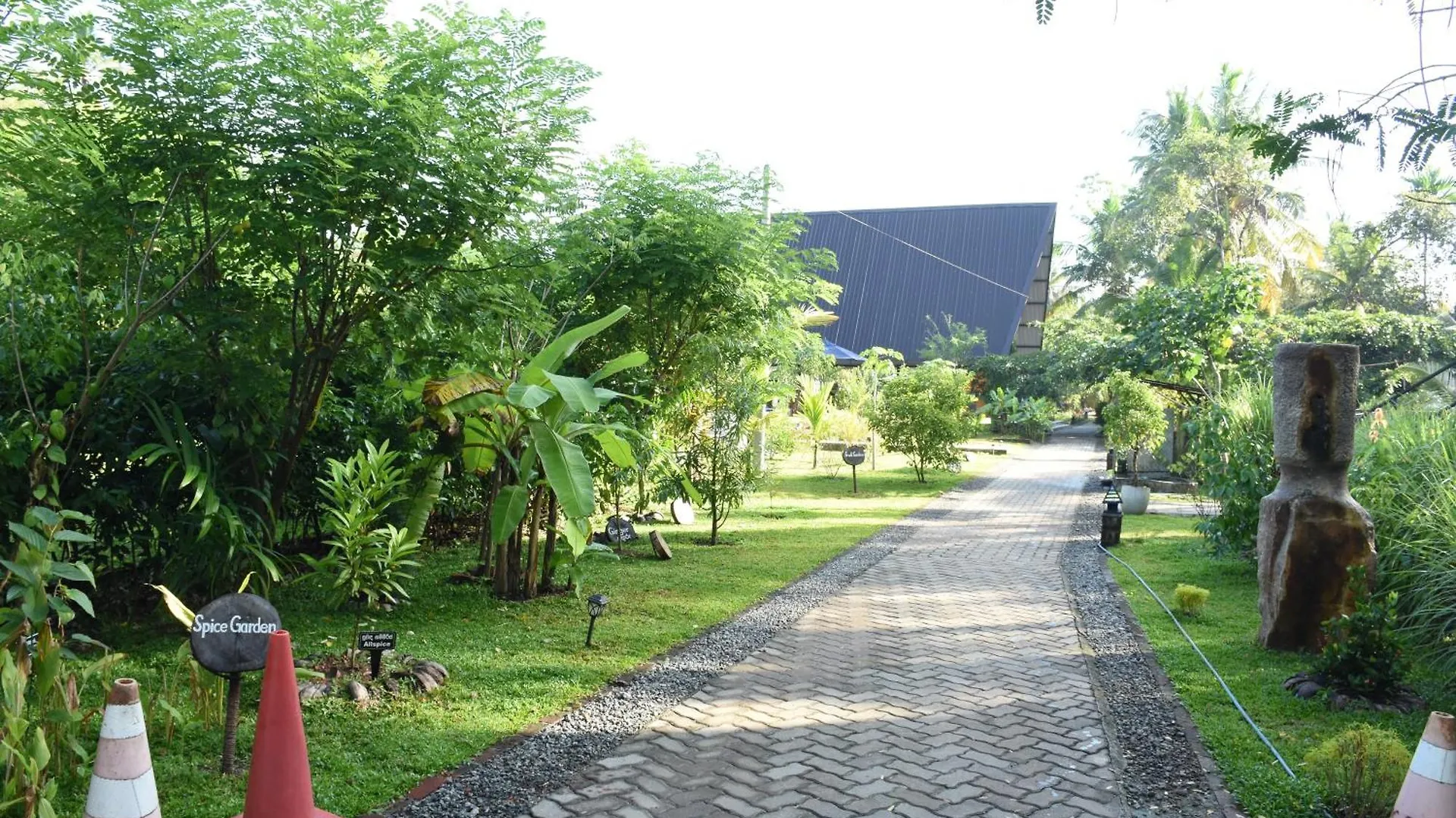 Steps Garden Resort Negombo 3*,